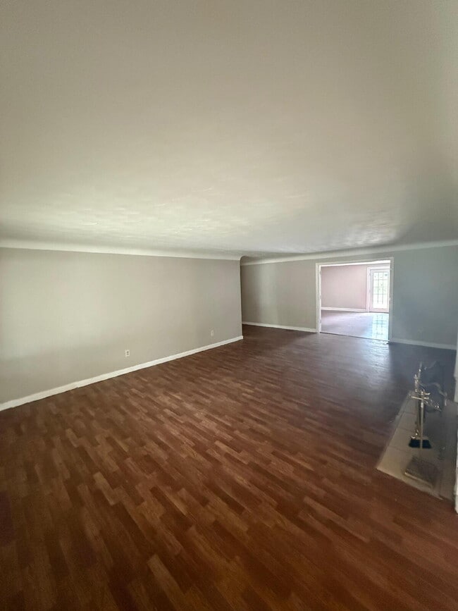 Building Photo - Beautiful 4 Bedroom Rental in Berkeley, MO...
