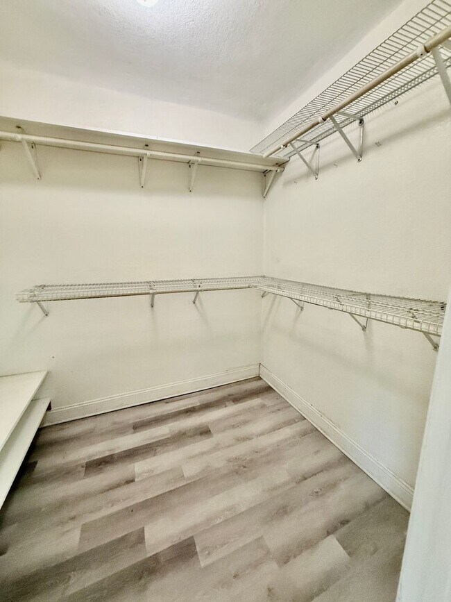 Building Photo - Euclid/Woodlawn Roommate Dream 4/3 home