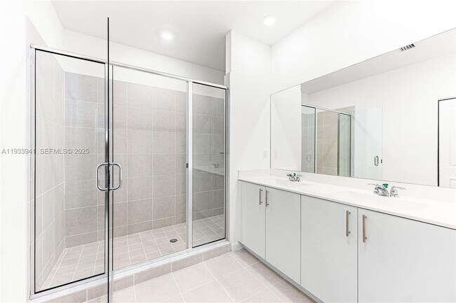 Building Photo - 2209 SE 30th St