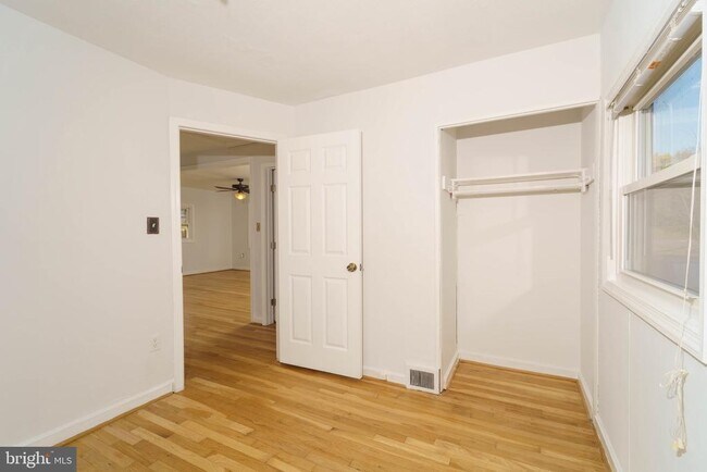 Building Photo - 4400 Garrett Park Rd