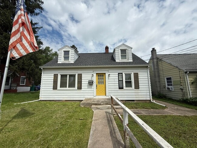 Primary Photo - 1347 E Caracas Ave