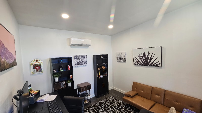 Building Photo - 1605 N Hollow Dr