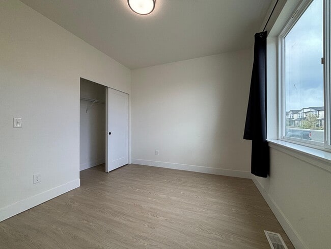 Building Photo - 842 Greenfield Dr