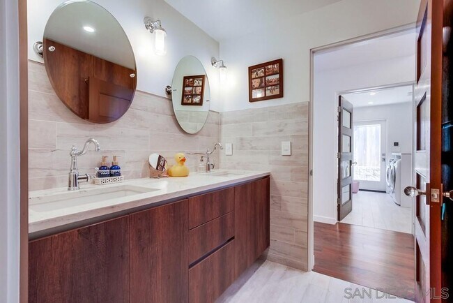 Building Photo - 738 Castro St