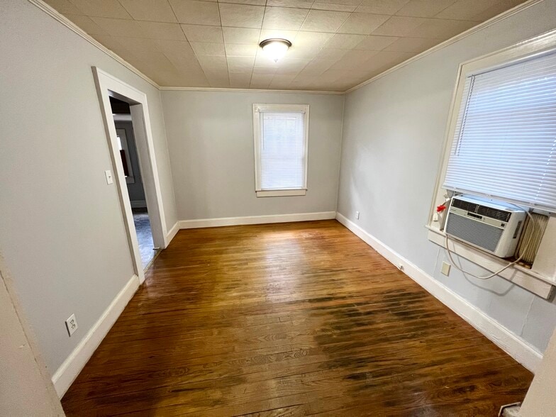 Dining Room - 806 E 9th St