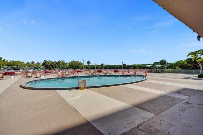 Building Photo - 400 Kings Point Dr