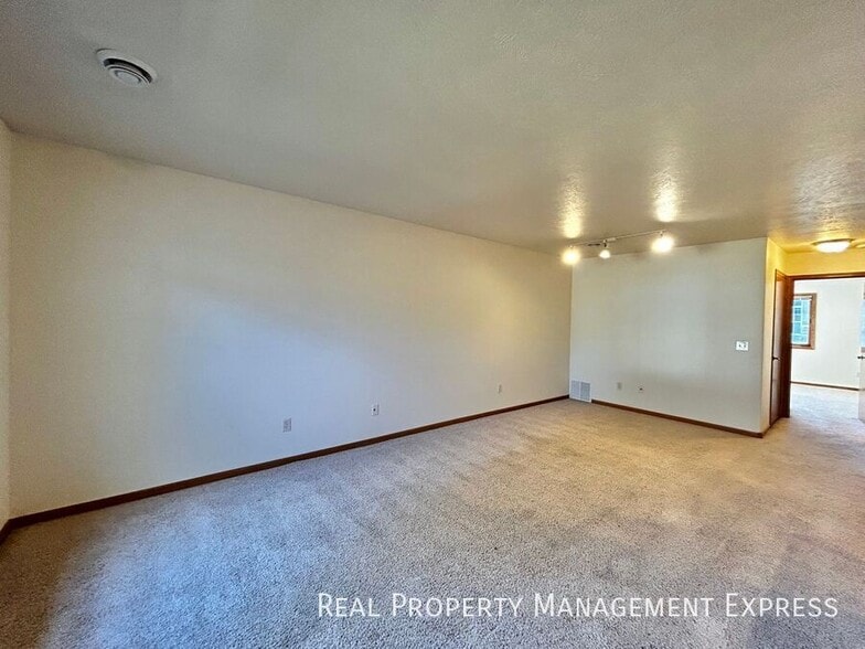 Building Photo - Cozy 1 Bedroom 1 Bathroom Townhome in Brandon, SD