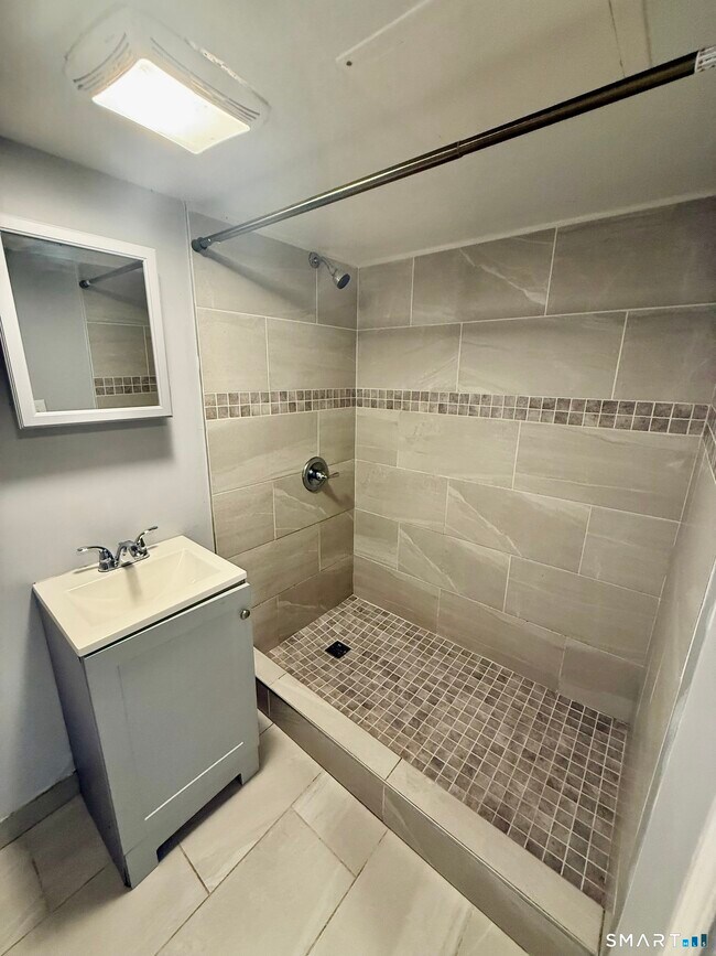 Building Photo - 44 Haddam St