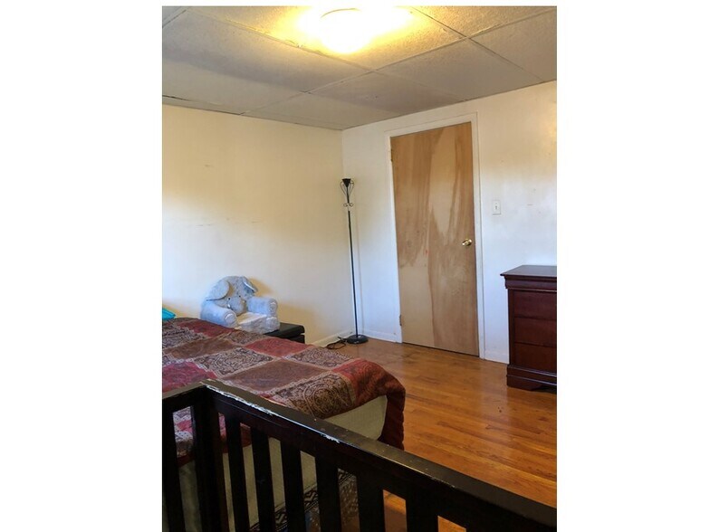 bedroom - 419 N 2nd St