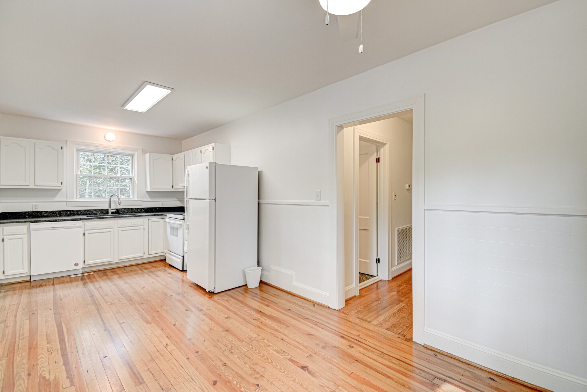 Eat-in Kitchen - 1612 W 1st St