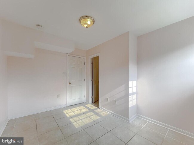 Building Photo - 21133 Woodmere Dr