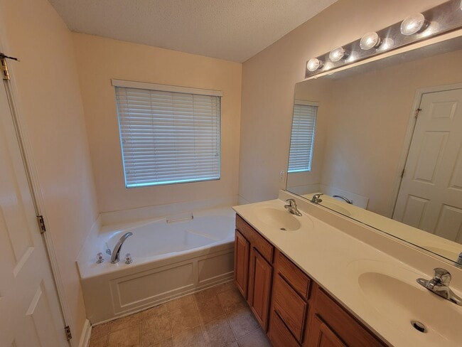 Building Photo - 142 Queensberry Ct