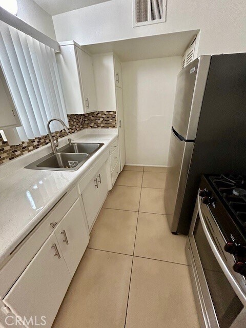 Building Photo - 37111 Cathedral Canyon Dr