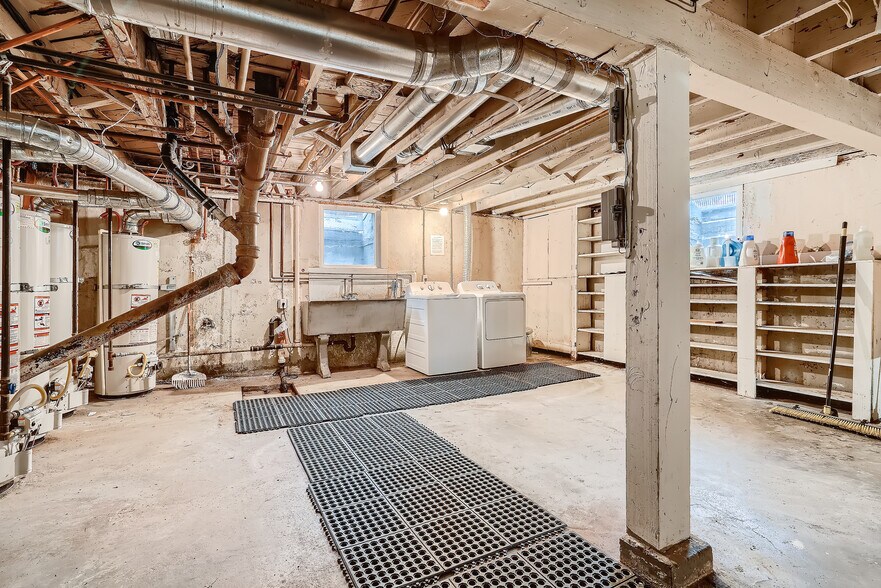 Building Photo - 5134 SE Hawthorne Blvd