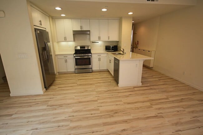 Building Photo - 2 Bedroom/2.5 Bath Townhouse