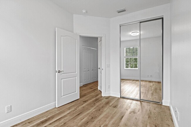 Building Photo - 354 Jacaranda Dr