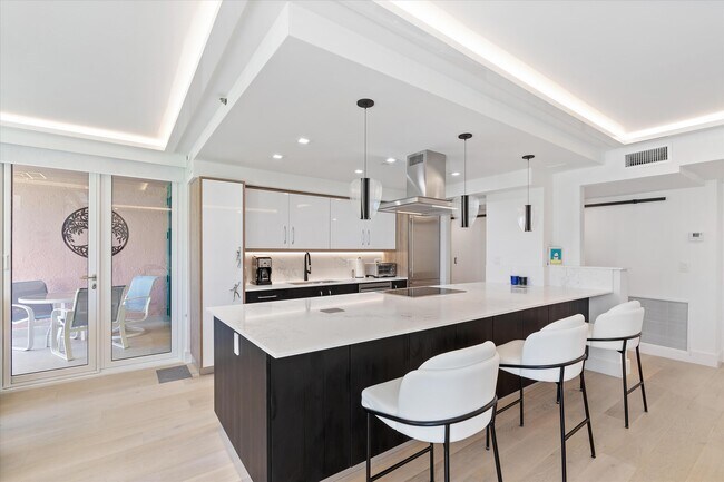 Building Photo - 120 SE 5th Ave