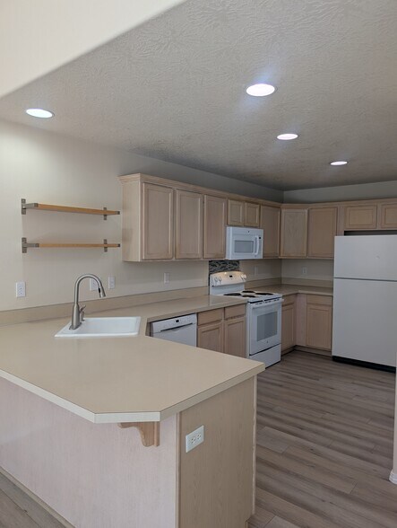 Building Photo - 6925 / 6927 Ridgetop Dr NE