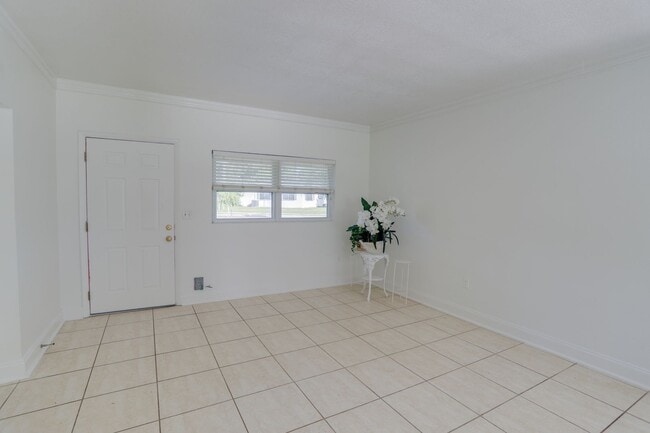 Building Photo - 121 S Triplet Lake Dr
