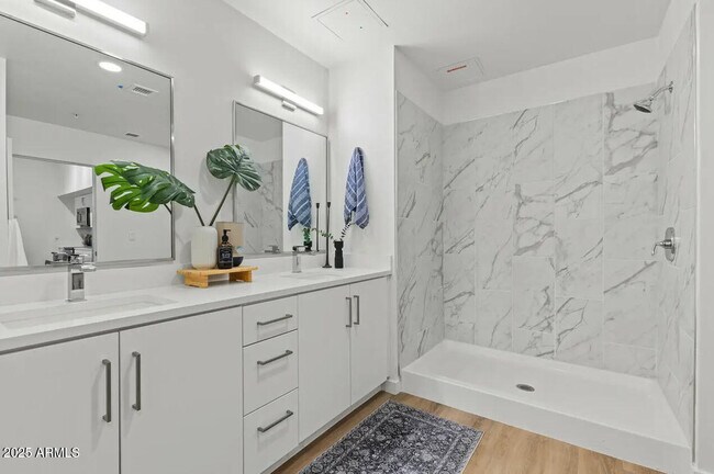 Building Photo - 301 W Roosevelt St