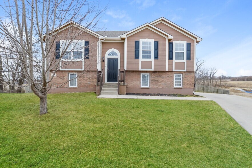 Primary Photo - 712 Hibiscus Cir