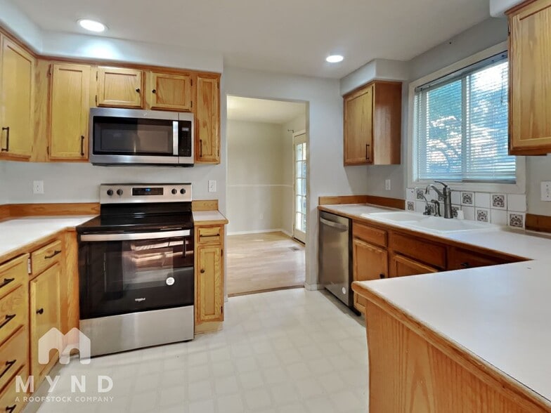 Building Photo - 11121 NE 92nd Cir