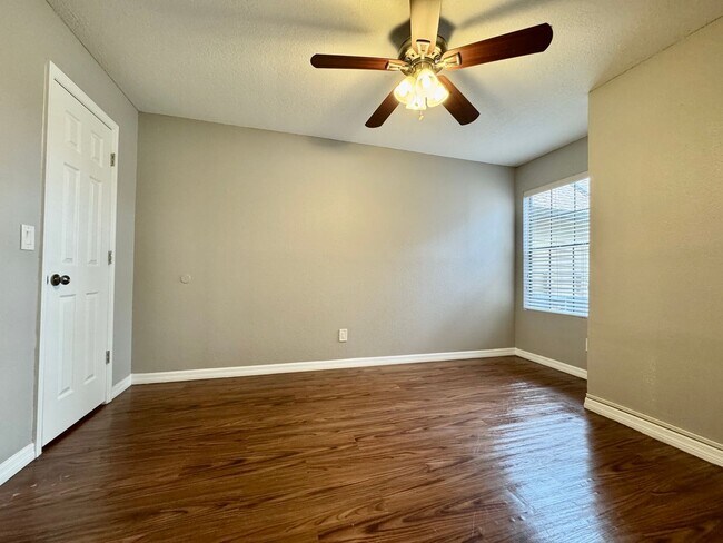 Building Photo - 2/2 Condo in Gated Lakefront Community ~ G...