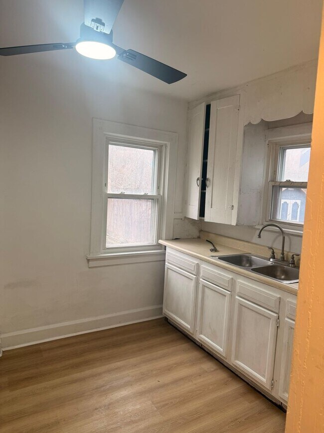 Building Photo - Spacious 3-bedroom, 1-bath Home