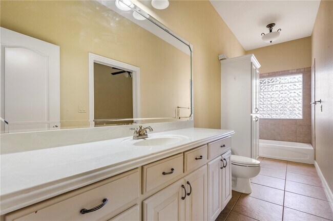 Building Photo - 2700 S Everest Ave