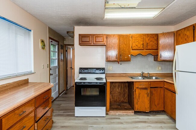 Building Photo - DAYTON, OH - GREENWICH VILLAGE - 3 BED, 1....