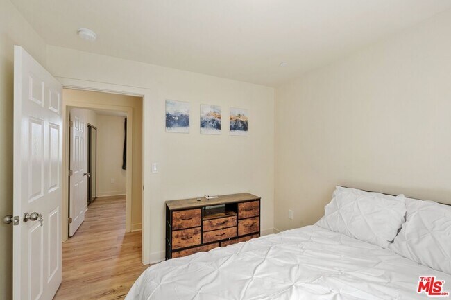 Building Photo - 5912 S Flower St