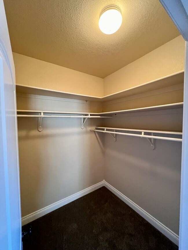 Building Photo - 5807 Zinfandel St