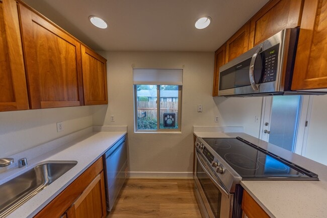 Building Photo - Just updated! - 2 Bedroom Condo in Washougal