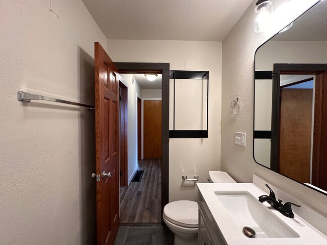 Building Photo - Recently Renovated Single Family Home Avai...