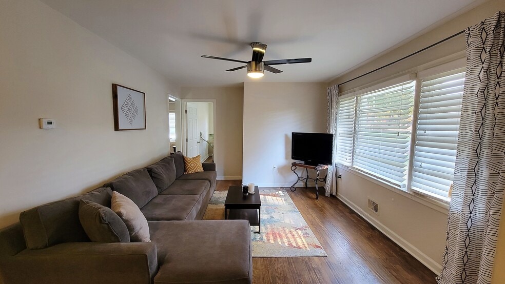 Building Photo - 3010 Santa Monica Dr