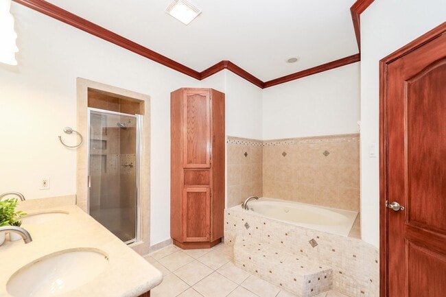 Building Photo - 6514 Grande Bay