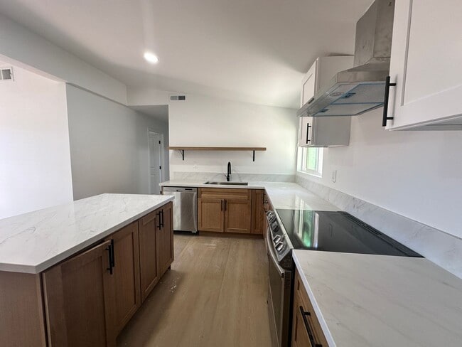 Building Photo - Available Now! Amazing Views and Spacious ...