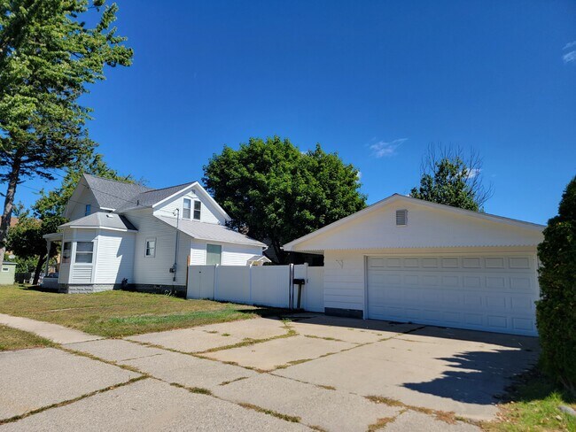Building Photo - 703 Hopkins St
