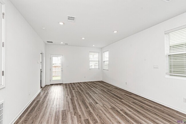 Building Photo - 910 Drago Dr