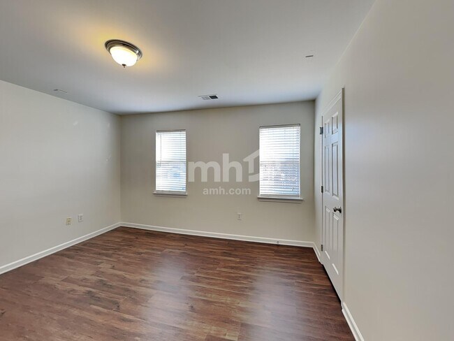 Building Photo - 406 Glencrest Dr