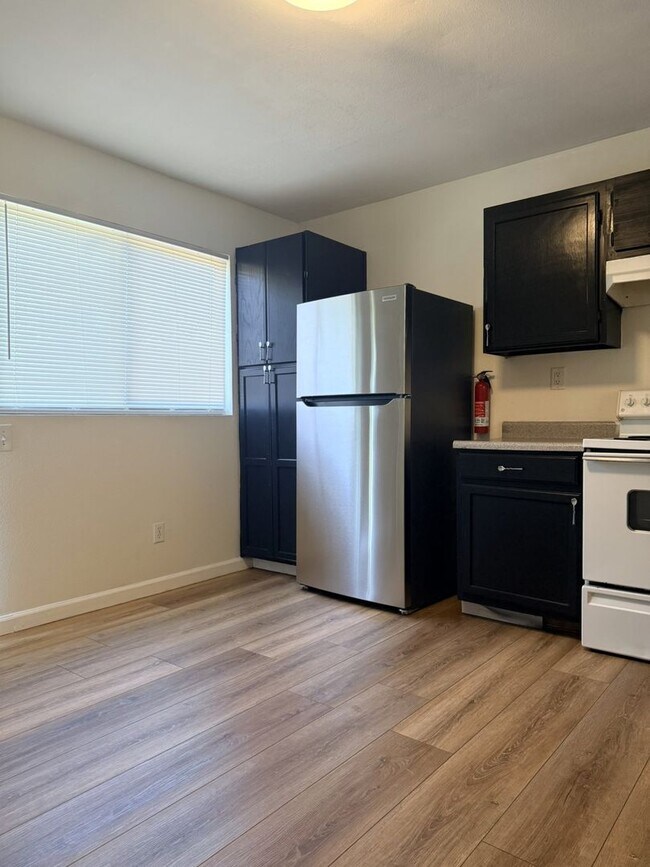Building Photo - Don’t Miss Out on this 3/2.5 home