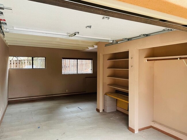 Building Photo - Village of Oak Creek