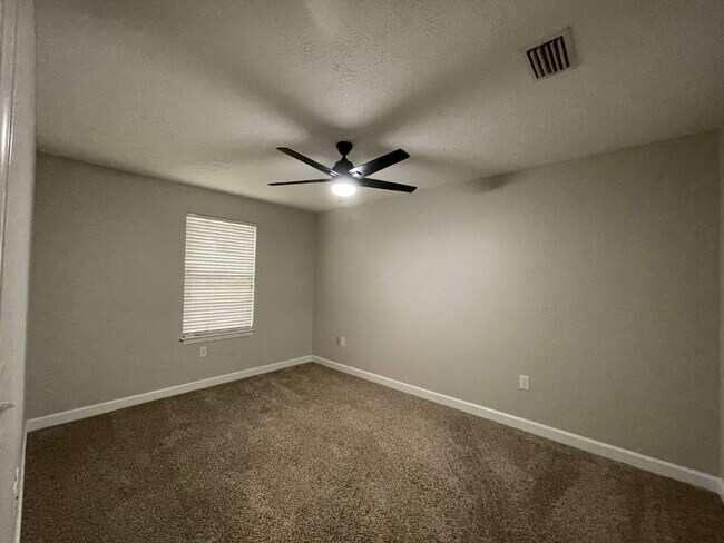 Building Photo - "Charming 3-Bedroom Retreat with 2 Baths i...
