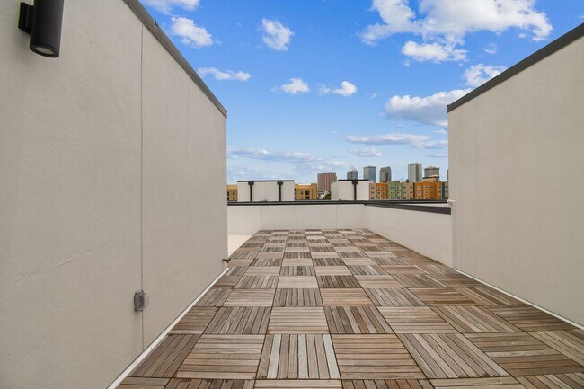 Building Photo - Canvas GWX