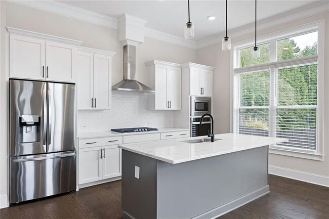 Building Photo - 109 Village Green Ave