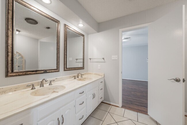 Building Photo - Charming Updated Home on Quiet Cul-de-Sac