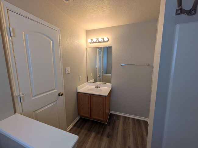 Building Photo - Very Nice 4 Bedroom Home In Convenient Northwest Location!