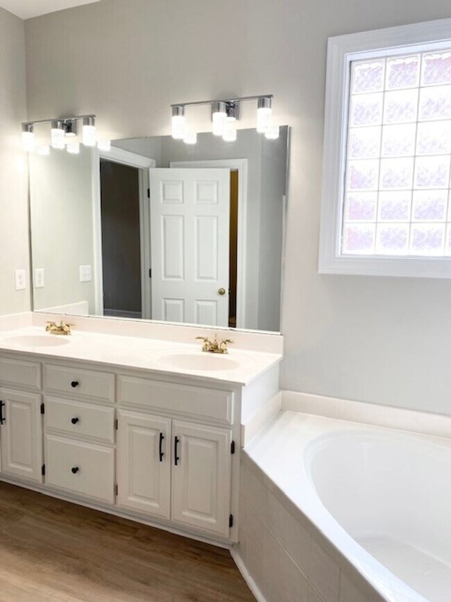 Building Photo - UNIQUE PROPERTY IN CONVENIENT IRMO LOCATION