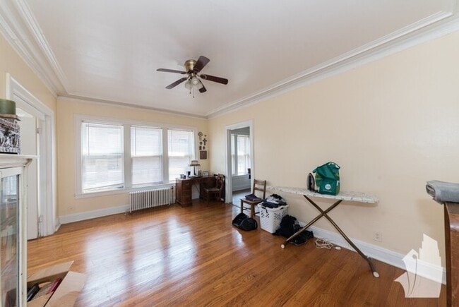 Building Photo - 1154 W Lunt Ave