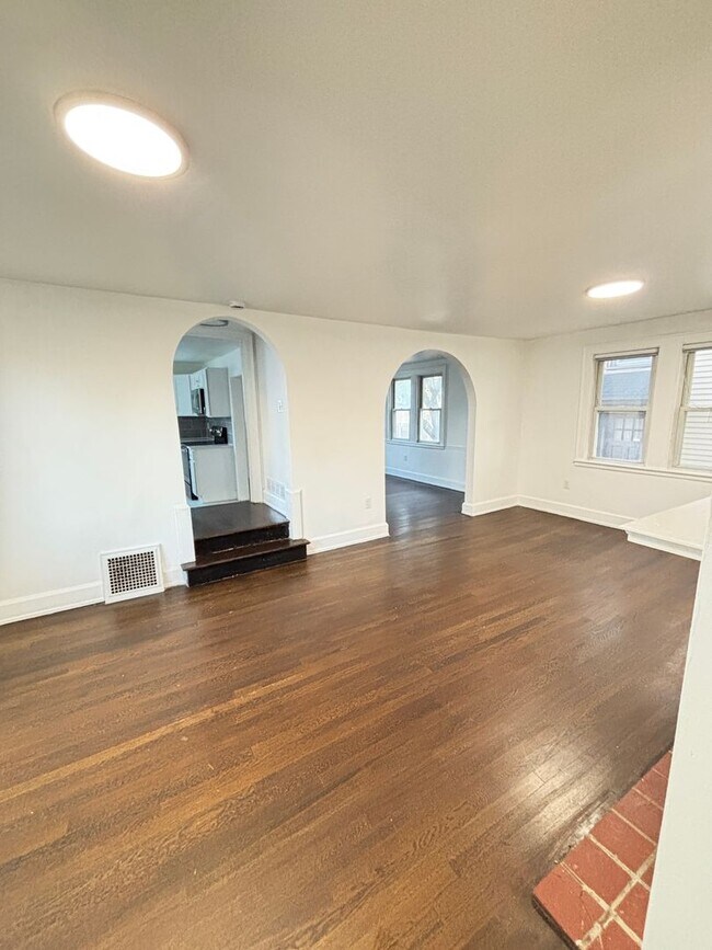 Building Photo - 409 E Washington Ave